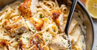 Cremige Hähnchen Fettuccine Alfredo: Ein Pasta-Traum in 30 Minuten