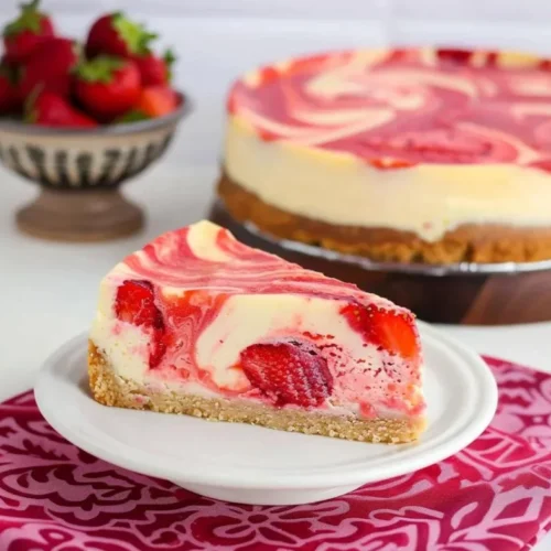 Erdbeer-Swirl Käsekuchen: Cremiger Genuss mit fruchtiger