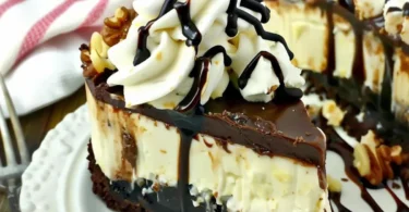 Hot Fudge Sundae Brownie-Käsekuchen: Ein himmlisches Kuchen Rezept für Schokoladenliebhaber