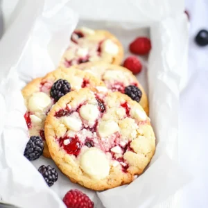 Saftige Beeren-Cookies mit weißer Schokolade: Leckeres Kekse Rezept für Naschkatzen