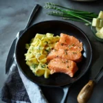 Frühstück rezepte: Cremiges Rührei mit Schnittlauch und Räucherlachs