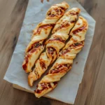 Blätterteig Rezepte: Knusprige gedrehte Pizzastangen als schneller Snack