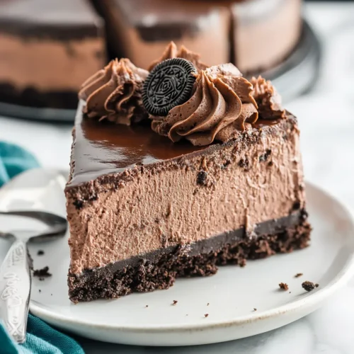 Dreifacher Schokoladen-Cheesecake mit Oreo-Boden: Ein himmlisches Kuchen Rezept