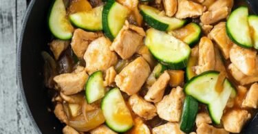 Hähnchen Rezepte: Leckere Low-Carb Hähnchen-Zucchini-Pfanne mit Pilzen