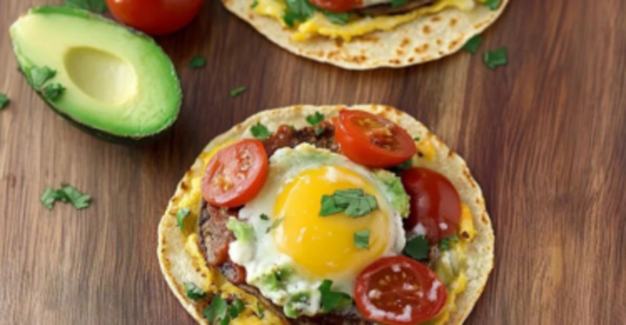 Frühstücksrezepte: Knusprige Ei-Tostadas mit Avocado und Bohnen